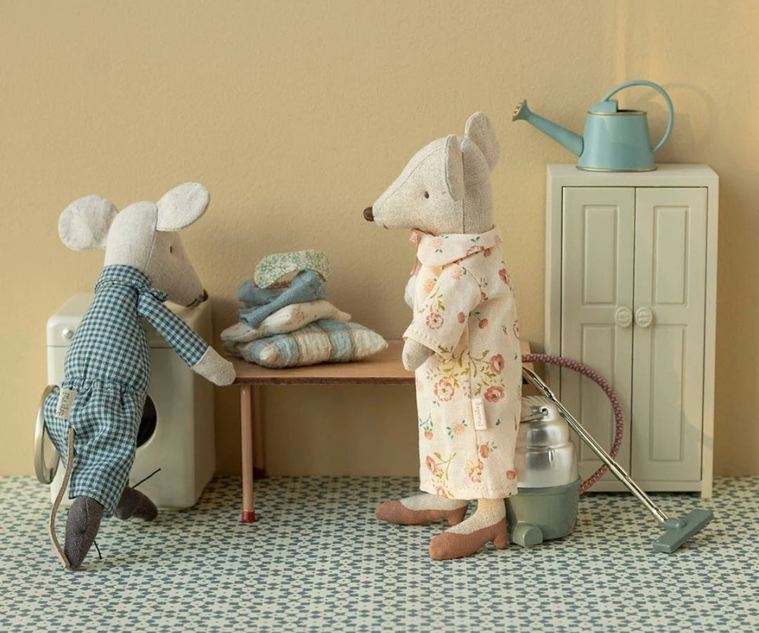 Grandma and Grandpa Mice in Cigar Box